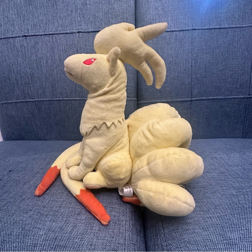 • Ninetales (Kyukon) Plush - Pokémon Center 2009